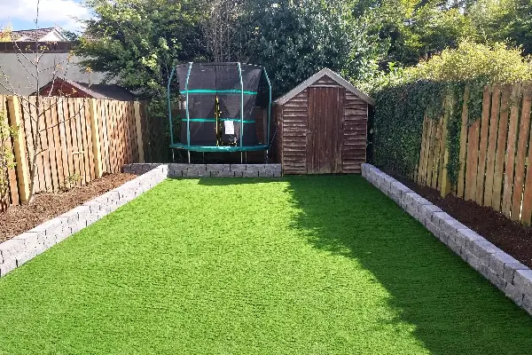 Nicely tide back yard with green lawn